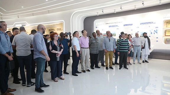 Delegación de diplomáticos de 20 países visita Yutong