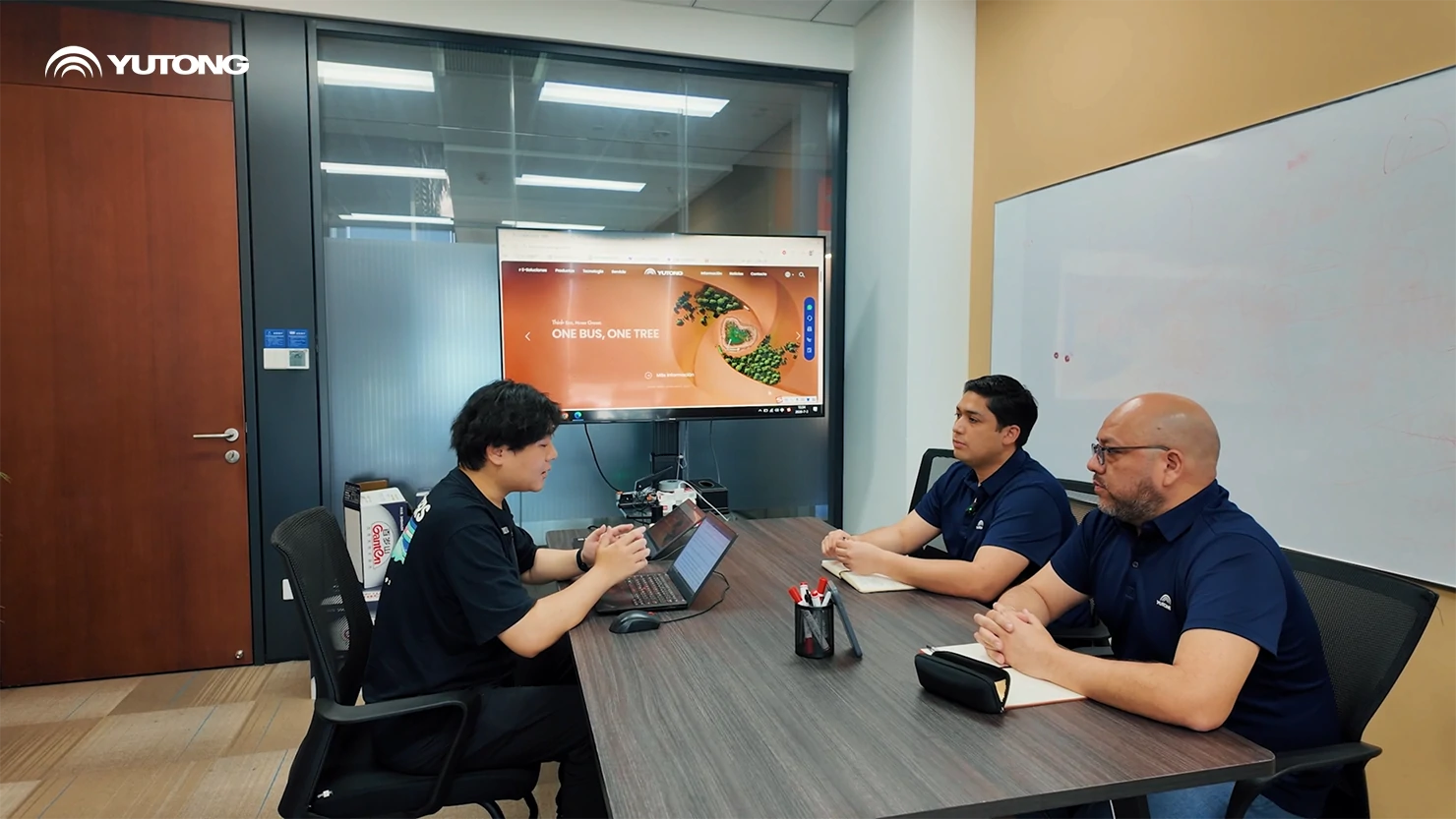 Reunirse en Yutong, conectar con el mundo, crecer juntos con nuestra personal global Reunirse en Yutong, conectar con el mundo, crecer juntos con nuestra personal global