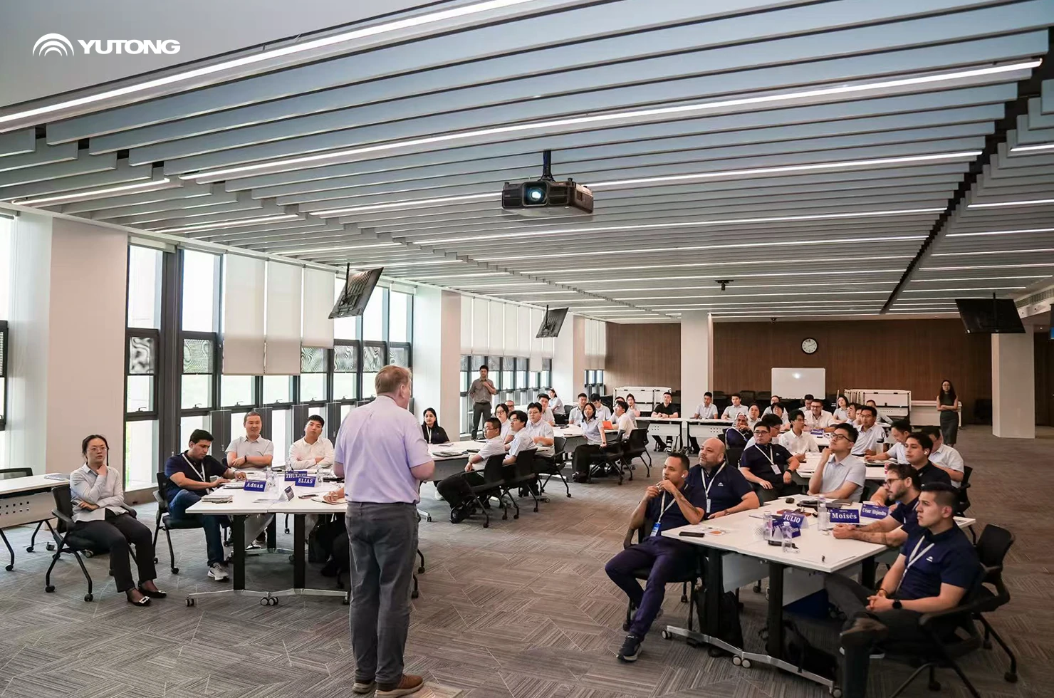 Reunirse en Yutong, conectar con el mundo, crecer juntos con nuestra personal global Reunirse en Yutong, conectar con el mundo, crecer juntos con nuestra personal global