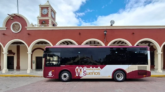 Champotón recibe unidades Yutong para impulsar el programa de transporte escolar gratuito “Conduciendo Sueños”