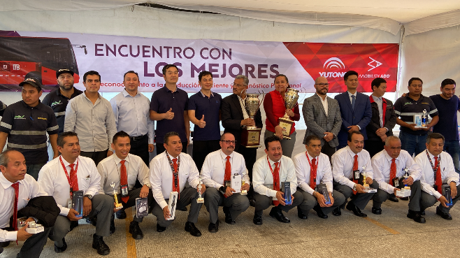 Yutong México, MIVSA y Metrobús entregan reconocimientos a conductores y equipos de mantenimiento.