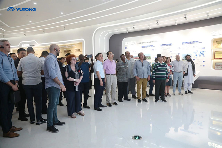 Delegación de diplomáticos de 20 países visita Yutong