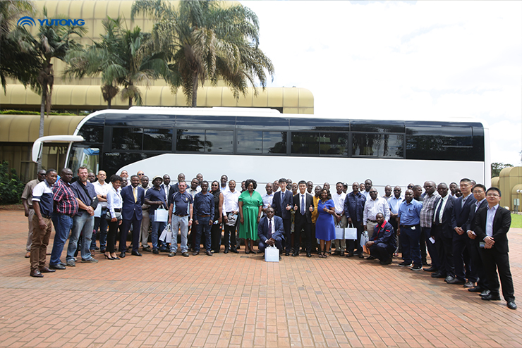 Se presenta en Zimbabue el Yutong C12PRO